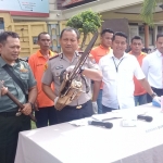 Kapolresta bersama Kasat Reskrim dan Polhut menunjukkan alat yang dipakai mencuri kayu.