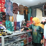 Gubernur Khofifah saat mengunjungi Kampung Batik Tulis Jetis, Sidoarjo.