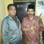 Sultono (kanan) saat di Mapolsek Buduran, beserta barang bukti senjata tajam.