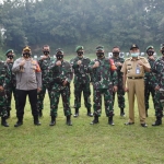 Danbrigif Para Raider 18/Kostrad Kolonel Inf Ahmad Hadi Al Jufri bersama Dandim 0818 Letkol Inf Ferry Muzawwad dan Kapolres Malang AKBP Hendri Umar beserta jajaran saat foto bersama.