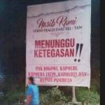 Inilah baliho yang dibuat oleh para buruh Pasuruan korban PHK yang sempat mengemis di jalan raya.