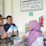 Kapolres Blitar AKBP Ahmad Fanani Eko Prasetya saat sidak di salah satu apotek untuk mengecek stok masker dan hand sanitizer.