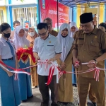 Kajari Nganjuk, Nophy Tennophero Suoth, saat meresmikan Rumah RJ di SMAN 2.