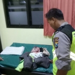 SUNGGUH TERPUJI: Seorang bayi laki-laki yang berhasil diselamatkan kelahirannya oleh petugas Polsek Lodoyo Timur Polres Blitar.