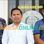 Keluarga Narto Hartoko bersama kuasa hukumnya saat mendatangi Kejaksaan Negeri Sampang. Foto: MUTAMMIM/BANGSAONLINE