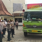 Pelepasan pendistribusian bantuan korban bencana alam NTT di Gedung Bhayangkara Banyuwangi. (foto: ist)