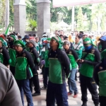 Massa buruh ketika demo di kantor Pemkab Gresik. foto: SYUHUD/ BANGSAONLINE