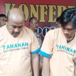 Bapak dan anak, dua tersangka penadah barang curian saat diekspos di Mapolres Tuban.