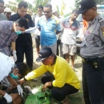 Petugas sedang melakukan olah TKP.