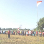 Saat menggelar upacara tersebut, mereka mengenakan pakaian ala petani yang hendak berangkat bekerja ke sawah.