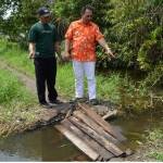 Kades Kalitengah, H.Ali Afandi (kiri) dan Kades Gempolsari, Abdul Haris (kanan) meninjau lokasi jalan yang dijebol sehingga nyaris bentrok massal. foto: agus/harian bangsa