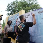 Agar tidak mengulangi perbuatannya, pembalap liar disuruh menulis pernyataan sebagai bentuk efek jera. (foto: ist)