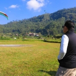 Pj Gubernur Jatim saat menyaksikan paralayang di Gunung Banyak, Kota Batu.