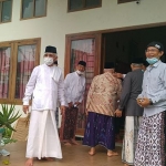 KH A Mustofa Bisri (Gus Mus) saat menunggu para kiai di teras di Pondok Pesantren Asshodiqiyah Gayamsari Semarang, Ahad (5/12/2021). foto: mma/ bangsaonline.com