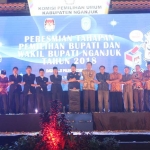 Saling bergandengan usai peresmian tahapan Pilbup 2018, dibuka oleh Komisioner KPU Provinsi Jatim Gogot Cahyo Baskoro.