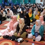 Para kordinator desa (Kordes) relawan Mubarok Dapil 2 Mojokerto saat mengikuti pembekalan dari Prof Dr KH Asep Saifuddin Chalim di Bendunganjati Pacet Mojokerto, Rabu (16/10/2024) malam. Foto: bangsaonline