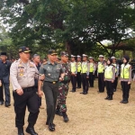 Kapolres Bangkalan AKBP Boby P. Tambunan saat cek pasukan.