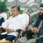 Wapres Jusuf Kalla didampingi Roya Rahmani Duta Besar Afghanistan untuk Indonesia (kiri) dan Abdul Haq Mujahid, Duta Besar Afghanistan untuk PBB (kanan) di Istana Wapres Jakarta.