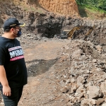 Bupati Kediri Hanindhito Himawan Pramana saat sidak ke lokasi tambang galian C di Desa Tiron Kecamatan Banyakan. foto: MUJI HARJITA/ BANGSAONLINE