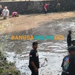 Relawan yang tergabung dalam ARPL Kediri saat membersihkan sumber bulu-bulu/gumul di Dusun Joho, Desa Sumberejo Kecamatan Ngasem. Foto: MUJI HARJITA/ BANGSAONLINE