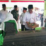 Bupati Tuban Fathul Huda saat menabur bunga di salah satu makam leluhur.