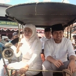 Khofifah Indarparawansa bersama Emil Dadak saat naik Dokar Pendi.