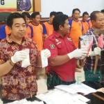 Kasatreskoba Polres Jombang AKP Moch Mukid saat menggelar pers rilis. foto: AAN AMRULLOH/ BANGSAONLINE