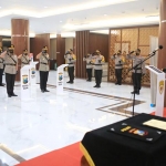 Kapolda Jawa Timur Irjen Pol Dr. Mohammad Fadil Imran, M.Si. saat memimpin upacara pelantikan kapolres, bertempat di Gedung Patuh lantai 2 Mapolda Jawa Timur.