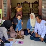 Kades Cerme Kidul Wahyudi Permana (dua dari kanan) menyaksikan balita timbang badan. Foto: Ist.