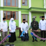 Gubernur Jawa Timur Khofifah Indar Parawansa dan Prof Dr KH Asep Saifuddin Chalim saat pengguntingan pita peresmian Gedung Asrama Putra Gunung Jati di Institut KH Abdul Chalim Pacet Mojokerto, Selasa (28/7/2020). foto: ist/ bangsaonline.com