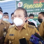 Bupati Jember, Hendy Siswanto, saat memberi pemaparan kepada awak media.