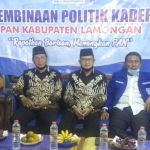 Pasangan Yuhronur Efendi-Abdul Rouf bersama Ketua DPD PAN Lamongan Husnul Aqib.