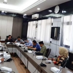 Komisi IV DPRD Gresik saat hearing dengan petugas PKH.