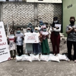 Penyerahan santunan kepada anak yatim oleh PT. SBI Tuban dalam rangka peringatan HUT ke-8 SIG.