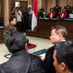 Foto ilustrasi, Ahok saat menjalani sidang dugaan penistaan agama. foto: liputan6.com