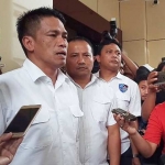 Dirreskrimsus Polda Jatim, Kombespol Ahmad Yusep Gunawan, saat memberikan keterangan.