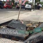 Penutup gorong-gorong di jalan Panglima Sudirman yang baru saja selesai dibangun, sudah rusak. foto: arif kurniawan/ BANGSAONLINE