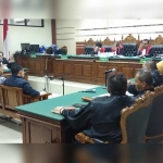 Wali Kota Pasuruan Nonaktif Setiyono (paling kanan berjaket hitam) saat mengikuti sidang.