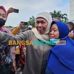 Gubernur Khofifah saat bersama masyarakat. Foto: DEVI FITRI AFRIYANTI/BANGSAONLINE