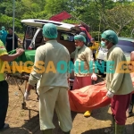 Jenazah korban usai dibongkar dari pemakaman untuk autopsi ulang. Foto: SYUHUD/BANGSAONLINE