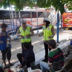 Satlantas Polresta Sidoarjo saat memberikan imbauan kepada crew bus di Terminal Purabaya, Bungurasih. 