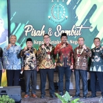 Bupati Sidoarjo, Ahmad Muhdlor Ali, saat pose bersama Kajari baru, Kajari lama dan Forkopimda ketika Pisah Sambut Kajari Sidoarjo. Foto: Ist