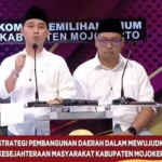 Paslon nomor urut 2 Dr Muhammad Albarraa-dr Muhammad Rizal Octavian (Mubarok) dalam acara debar terbuka di JTV, Senin (14/10/2024). Foto: bangsaonline