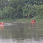 Proses pencarian oleh Tim SAR dan BPBD di Sungai Brantas. foto: AAN AMRULLOH/ BANGSAONLINE