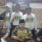 Kasatkornas Banser Alfa Isnaeni (tengah duduk) saat menghadiri konsolidasi Banser di Gresik.