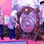 Gubernur Jawa Timur Khofifah Indar Parawansa memukul gong menandai peresmian Misi Dagang Hybrid (offline dan online) Jatim 2020 bersama provinsi mitra yaitu Sulawesi Utara, Kalimantan Timur, dan Maluku bertempat di Dyandra Convention Hall Surabaya pada Kamis (24/9) . foto: ist/ bangsaonline.com