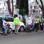 Petugas Polantas Ponorogo saat melakukan tilang terhadap pelajar.