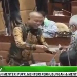 H. Syafiuddin Asmoro, Anggota Komisi V DPR RI saat menyerahkan dokumen kepada Menteri PUPR RI, Ir. Mochmamad Basoeki Hadimoeijono. (foto: ist).