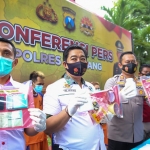 Kapolres Jombang AKBP Agung Setyo Nugroho (kanan) saat menunjukkan barang bukti. (foto: AAN AMRULLOH/ BANGSAONLINE)