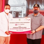 Penyerahan bantuan secara simbolis dari Bank Jatim kepada Bupati Kediri.